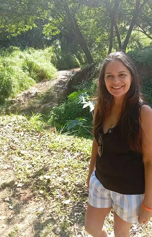Keila Kuester em meio à natureza