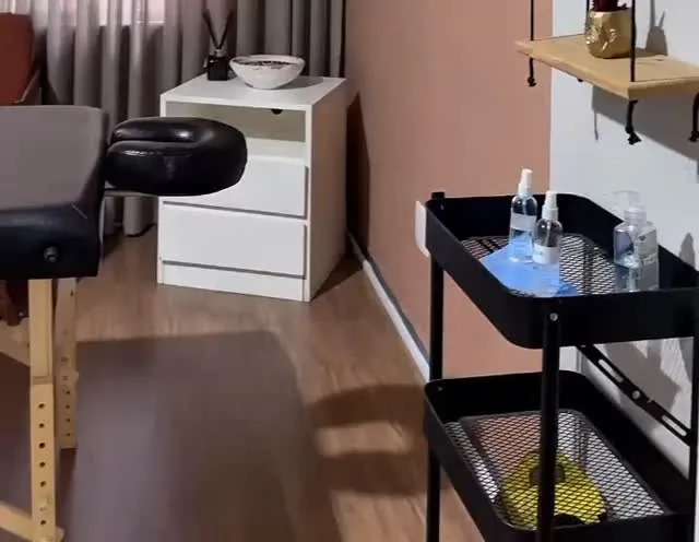 Sala de atendimento com maca para sessões de Reiki e terapia energética
